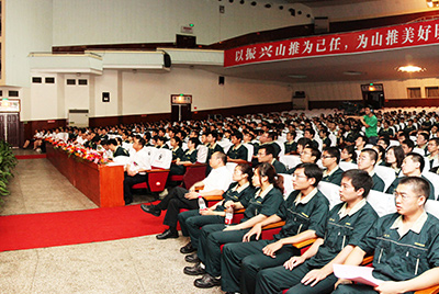 作為推動企業(yè)加快發(fā)展三大平臺之一的人力資源管理提升工作，將是當(dāng)前和今后一段時期山推股份人力資源管理的首要任務(wù)。