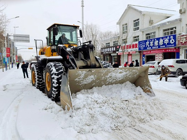 除雪保暢，山推鐵肩道義勇?lián)厝危? /> 
            <div   id=
